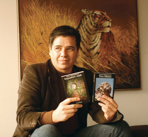 foto del escritor José Dellepiane con sus obras Enjambre sutil y Tres Dioses