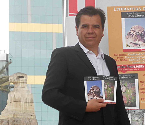 El escritor José Dellepiane con sus obras Enjambre sutil y Tres Dioses.